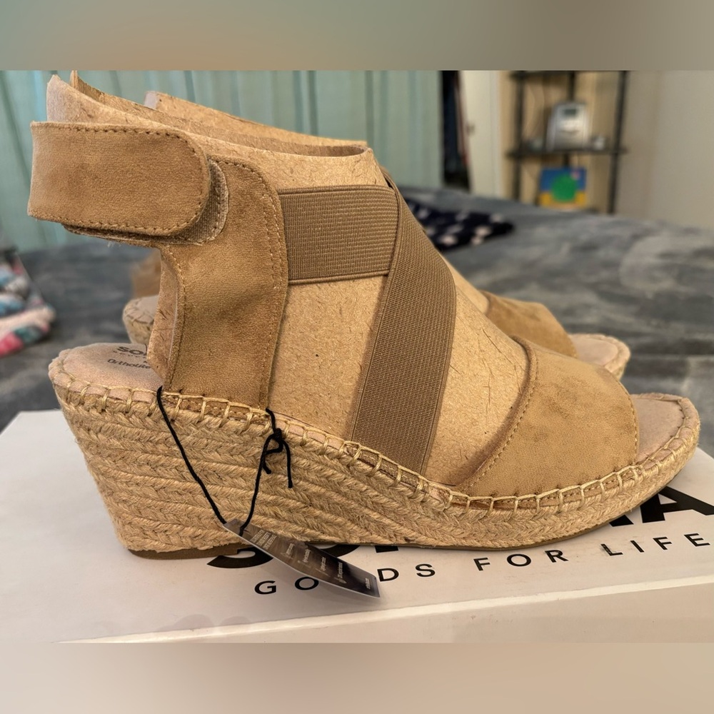 Women’s Espadrille new with tags Taupe ortholite comfort